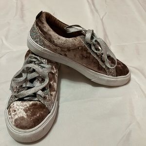 Girls size 1 velvet shoes